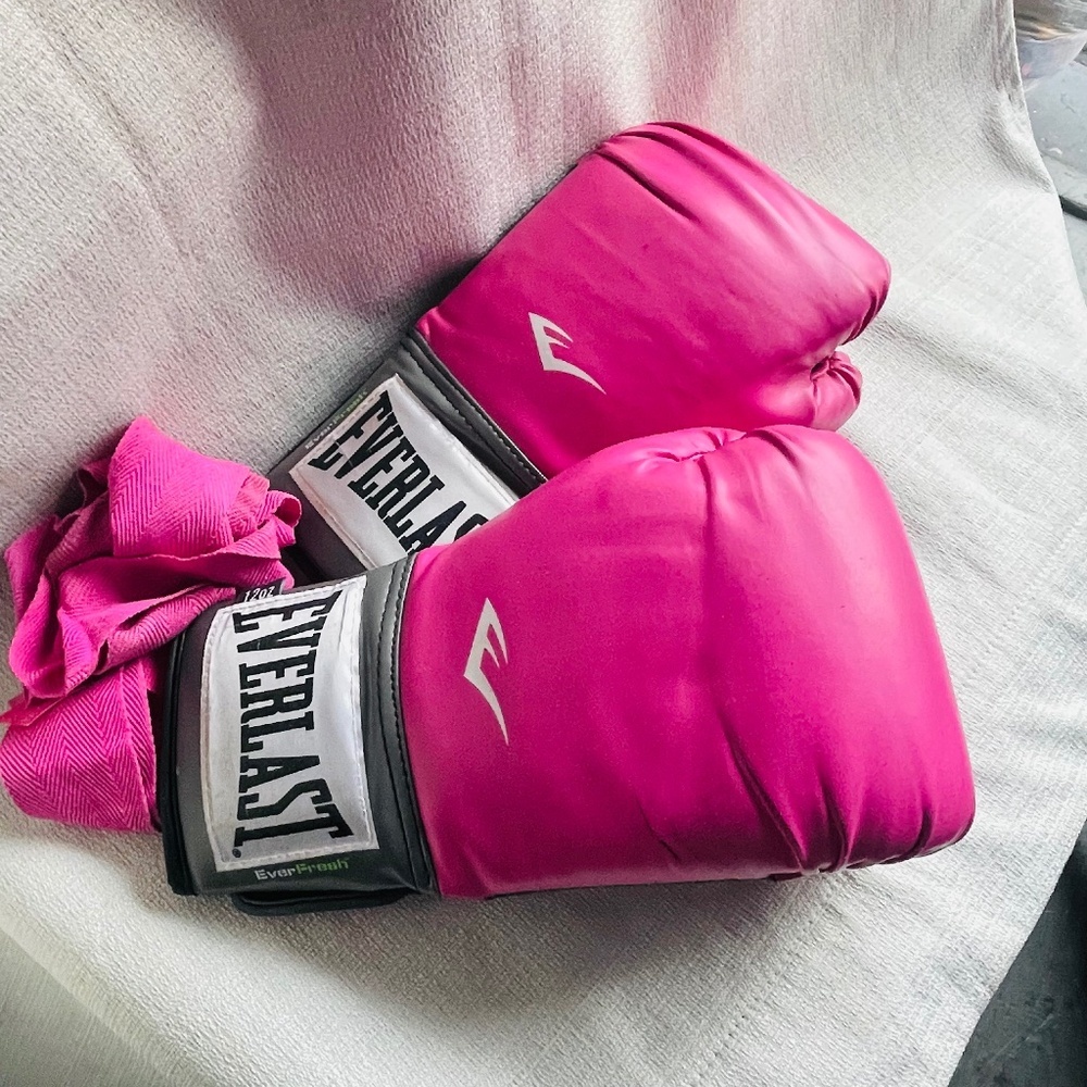 Everlast Fuchsia Boxing Gloves Level 1 - Picture 1 of 8